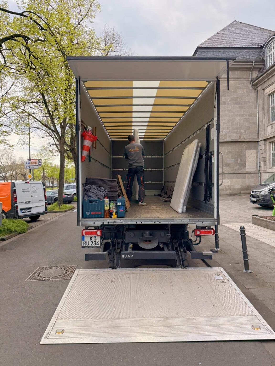 Büroumzüge Köln – Fachgerechter Abbau und Transport von Büromöbeln